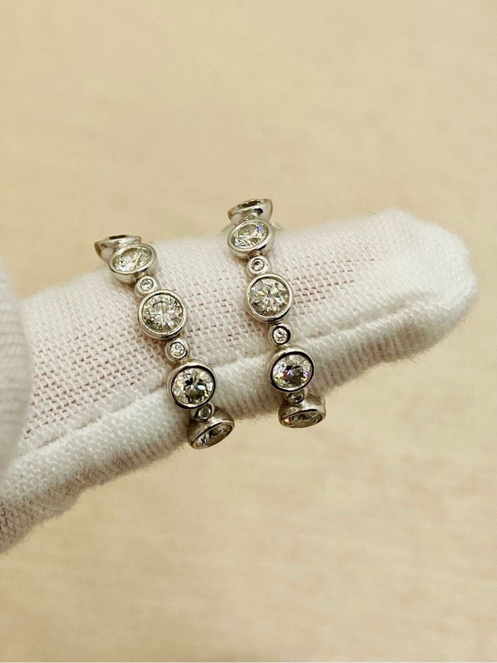 EUC David Yurman White Gold and Platinum Diamond Earrings - Picture 9 of 17